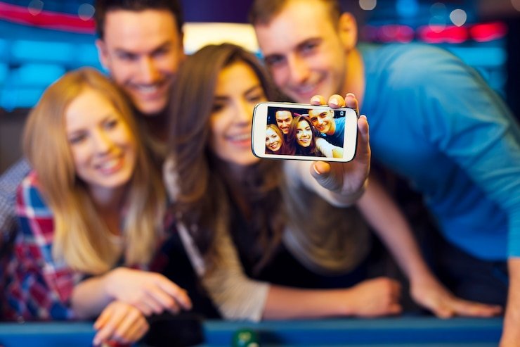 Pengguna dewasa meninjau bonus mobile